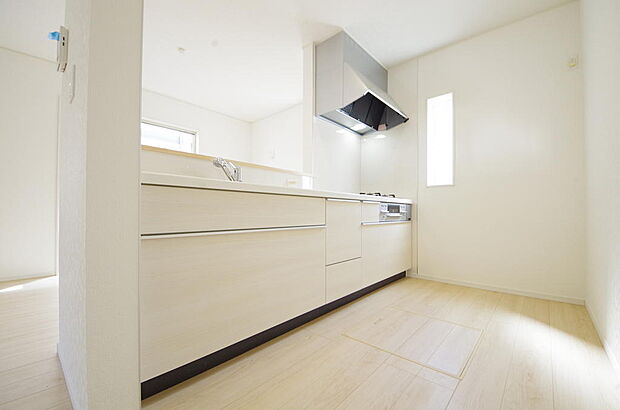 リビング ダイニング全体が見渡せるキッチンは、リビングのお子様の様子を見守りながら家事ができます。