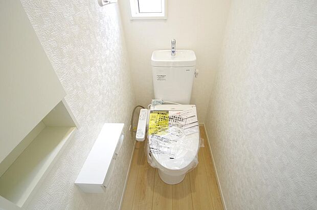 少ない水を有効に使って、汚れも効率よく洗浄します。便器は奥までふちのない掃除がしやすい形状です。