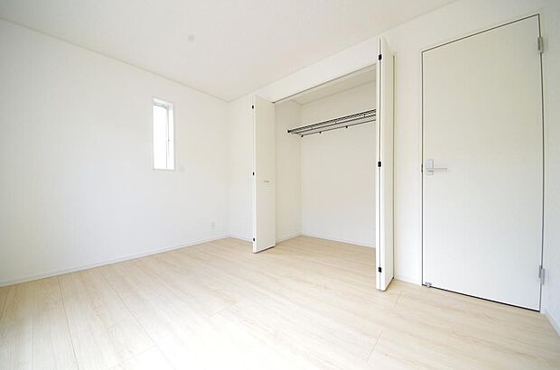 木の質感が優しい床材と豊富な収納が特徴的な、心に温かさを感じる内装です。