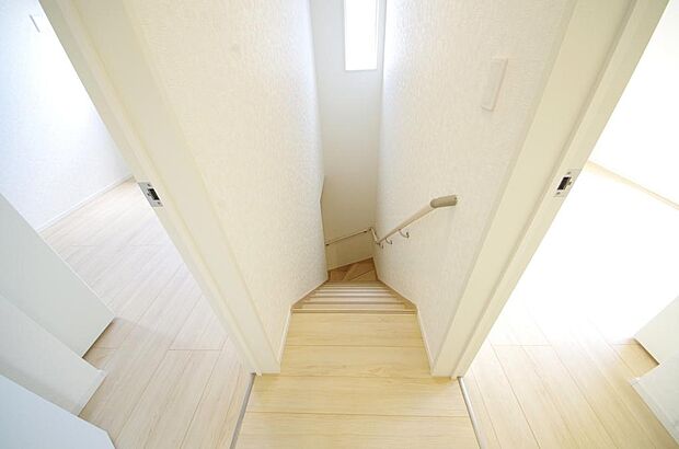 階段には手すりを標準装備することで、お子様やご高齢者の安全性にも配慮しております。