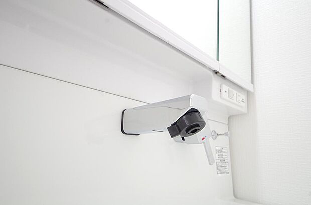 洗面台の給水口はホースが伸びるので朝シャン出来ます。シングルレバーでお湯の温度も楽々調整出来ます。