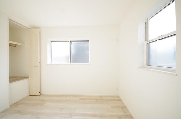 木の質感が優しい床材と豊富な収納が特徴的な、心に温かさを感じる内装です。