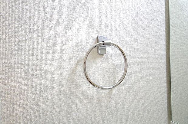 タオル掛け、これは必要です。標準装備されていますので、後から設置する手間も省けます。