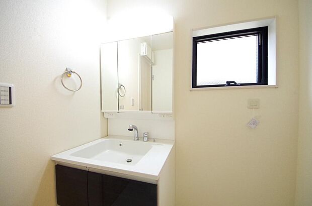 家族全員で利用するパブリックスペースとなりますので、鏡周りの収納ですっきり洗面台がご利用いただけます