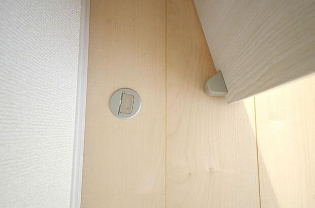 マグネット式の戸当たりの為、使っていない時は床との段差が殆どありません。掃除機をかける時に便利です。