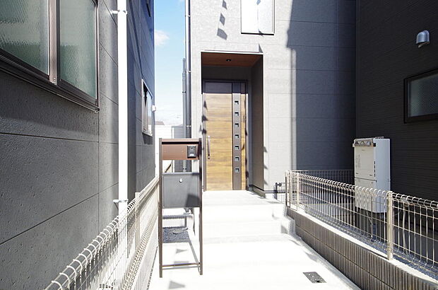 家族を心地よく迎えたり、お客様を心からお迎えしたり、おもてなしの心をもって迎え入れます。