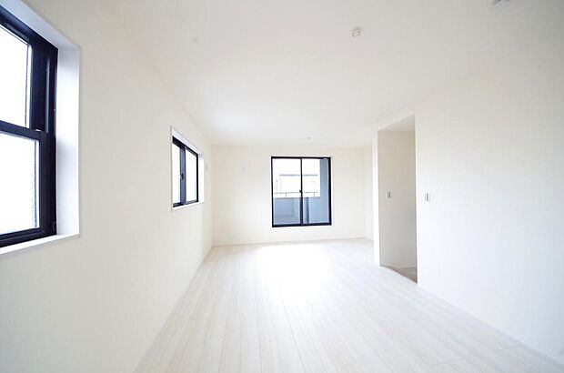 明るい陽光が差し込み開放的なリビング ダイニングを演出し、ゆとりある空間はご満足いただけます。