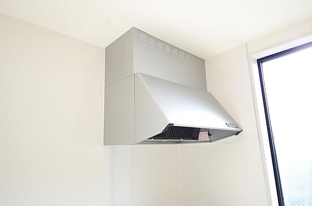 キッチン上部には、ブーツ型の照明付きのレンジフードが標準装備されております。