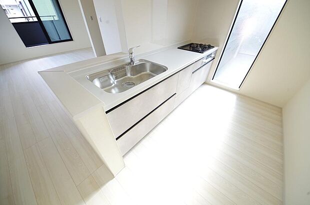 キッチンには耐久性が高く、お手入れも簡単で人工大理石トップを採用して、キッチンを優雅に演出しました。