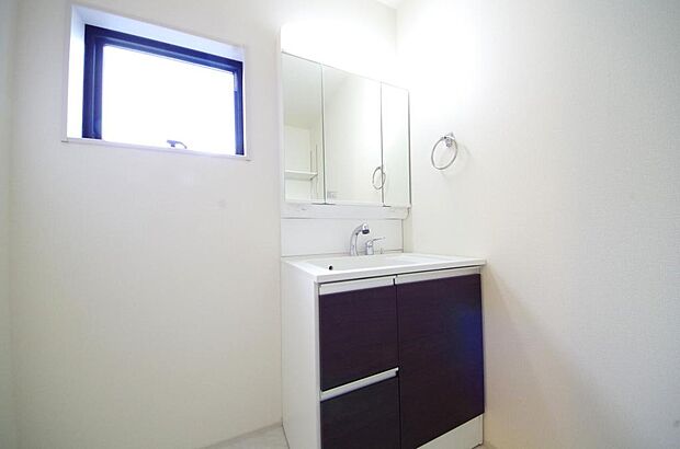 家族全員で利用するパブリックスペースとなりますので、鏡周りの収納ですっきり洗面台がご利用いただけます