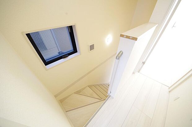 階段には手すりを標準装備することで、お子様やご高齢者の安全性にも配慮しております。