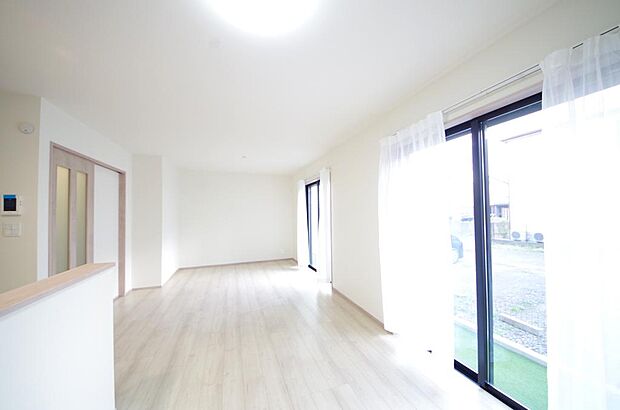 明るい陽光が差し込み開放的なリビング ダイニングを演出し、ゆとりある空間はご満足いただけます。