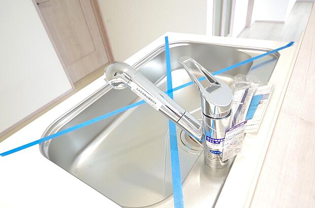 レバー操作一つで水量、温度も調節可能です。また、蛇口には浄水カートリッジも内蔵可能です。