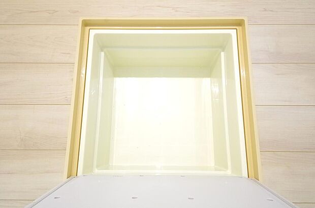 ミネラルウォーター、缶詰、非常食のストックに便利です。空間を有効に利用した収納です。