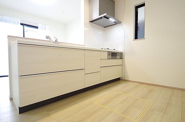 リビング ダイニング全体が見渡せるキッチンは、リビングのお子様の様子を見守りながら家事ができます。