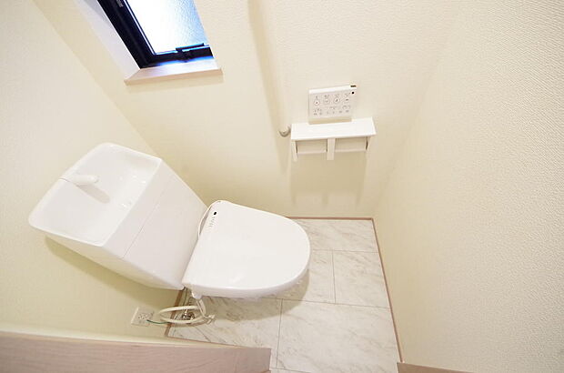 少ない水を有効に使って、汚れも効率よく洗浄します。便器は奥までふちのない掃除がしやすい形状です。