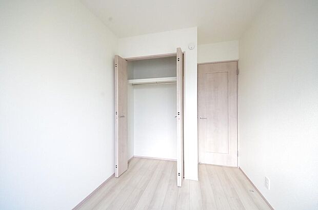 木の質感が優しい床材と豊富な収納が特徴的な、心に温かさを感じる内装です。