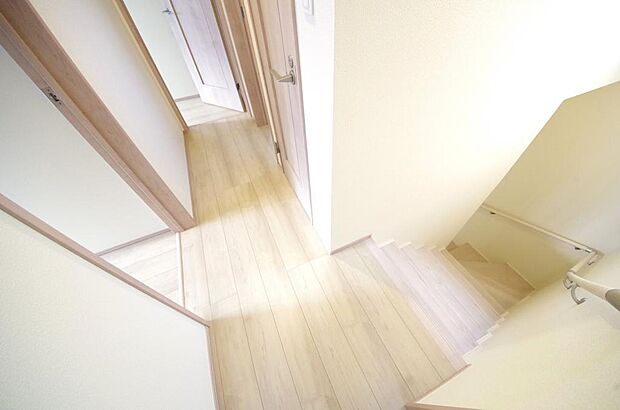 階段には手すりを標準装備することで、お子様やご高齢者の安全性にも配慮しております。