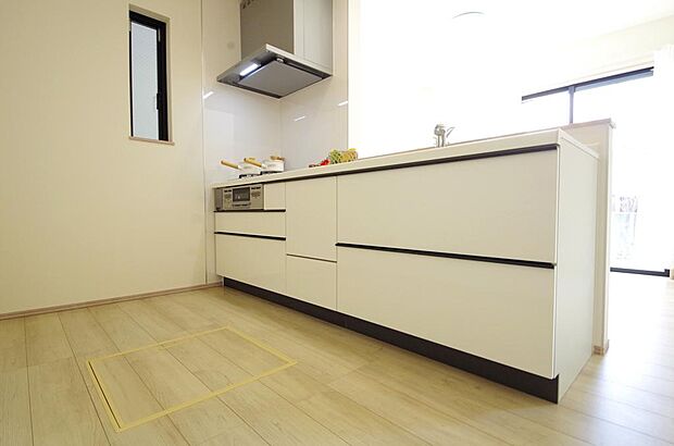 リビング ダイニング全体が見渡せるキッチンは、リビングのお子様の様子を見守りながら家事ができます。