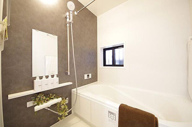 心地よい入浴タイムを追求した大きな浴槽とアクセントパネルで、より高級感が演出されます。