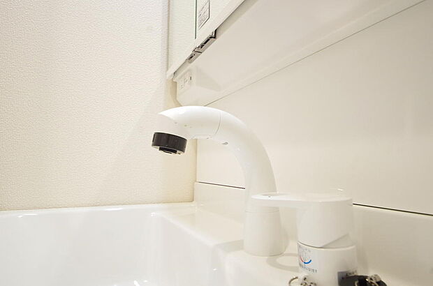 洗面台の給水口はホースが伸びるので朝シャン出来ます。シングルレバーでお湯の温度も楽々調整出来ます。
