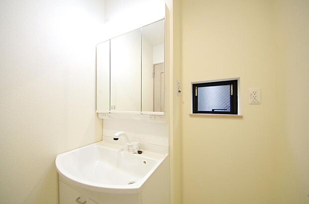 家族全員で利用するパブリックスペースとなりますので、鏡周りの収納ですっきり洗面台がご利用いただけます