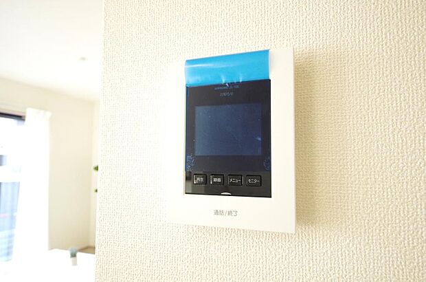 来訪者を映像と音声で確認可能なので、煩わしいセールスにも住戸内で対話可能です。
