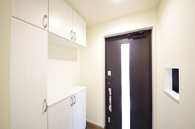 棚板が多く、沢山のの靴が収納可能。棚板は稼働可能ですのでブーツやヒールの高い靴も収納でき便利です。