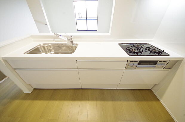 キッチンには耐久性が高く、お手入れも簡単で人工大理石トップを採用して、キッチンを優雅に演出しました。