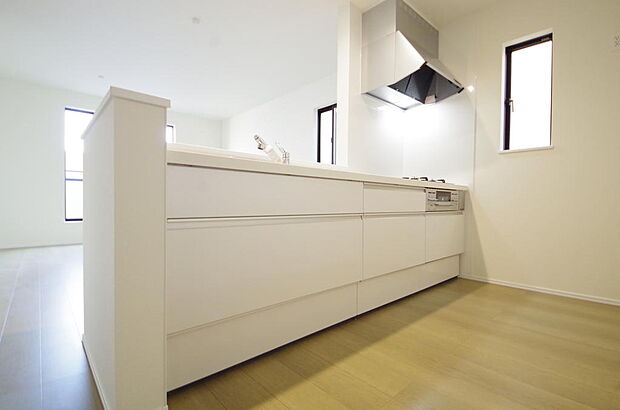 リビング ダイニング全体が見渡せるキッチンは、リビングのお子様の様子を見守りながら家事ができます。