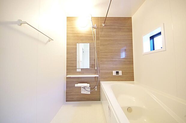 心地よい入浴タイムを追求した大きな浴槽とアクセントパネルで、より高級感が演出されます。