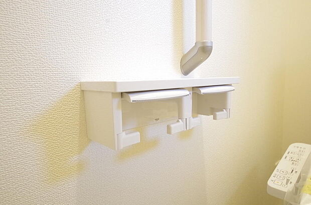トイレ内のペーパーホルダーは、しっかりとした押さえ付き横型ダブルホルダーが標準装備されています。