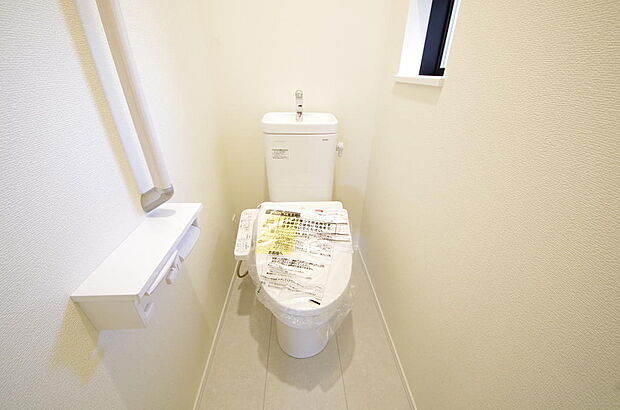 少ない水を有効に使って、汚れも効率よく洗浄します。便器は奥までふちのない掃除がしやすい形状です。