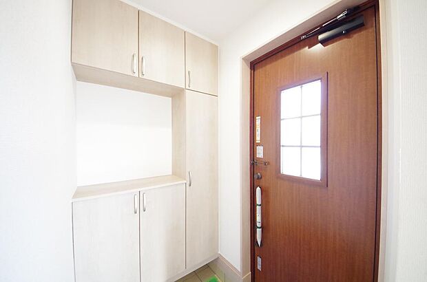 棚板が多く、沢山のの靴が収納可能。棚板は稼働可能ですのでブーツやヒールの高い靴も収納でき便利です。