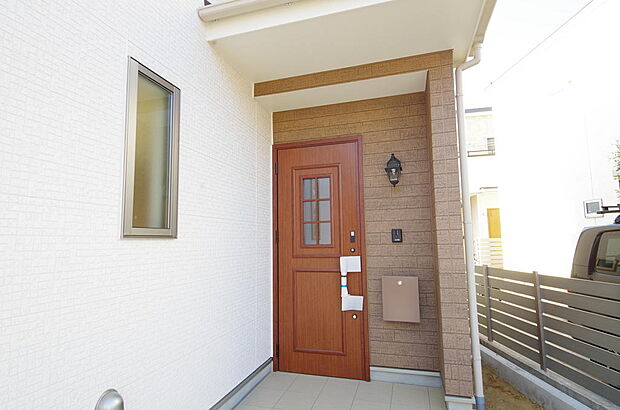 玄関はいわばその邸宅の顔です。だからこそ、迎賓のためにしつらえを細部まで施しました。
