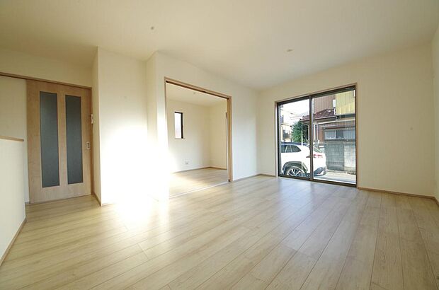 明るい陽光が差し込み開放的なリビング ダイニングを演出し、ゆとりある空間はご満足いただけます。