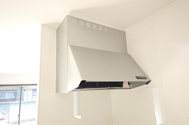 キッチン上部には、スッキリとしたスリム型レンジフードが標準装備されております。