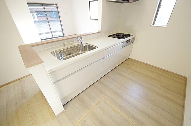 キッチンには耐久性が高く、お手入れも簡単で人工大理石トップを採用して、キッチンを優雅に演出しました。