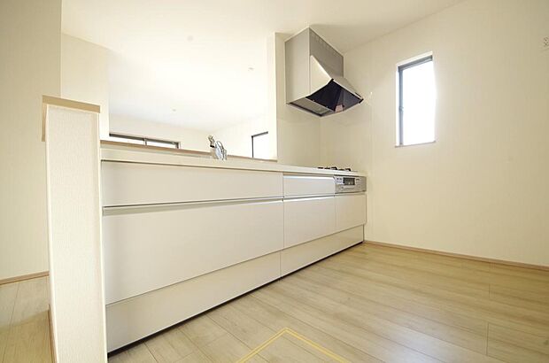 リビング ダイニング全体が見渡せるキッチンは、リビングのお子様の様子を見守りながら家事ができます。