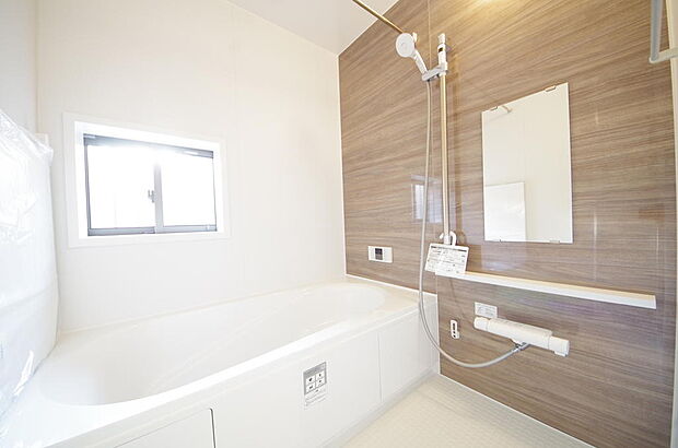 心地よい入浴タイムを追求した大きな浴槽とアクセントパネルで、より高級感が演出されます。