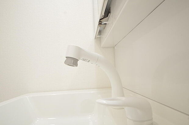 洗面台の給水口はホースが伸びるので朝シャン出来ます。シングルレバーでお湯の温度も楽々調整出来ます。