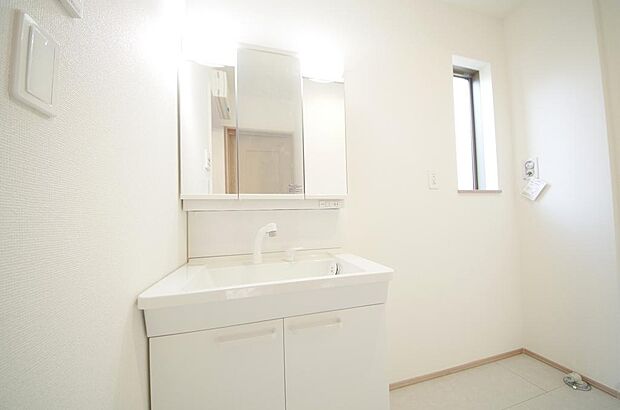 家族全員で利用するパブリックスペースとなりますので、鏡周りの収納ですっきり洗面台がご利用いただけます