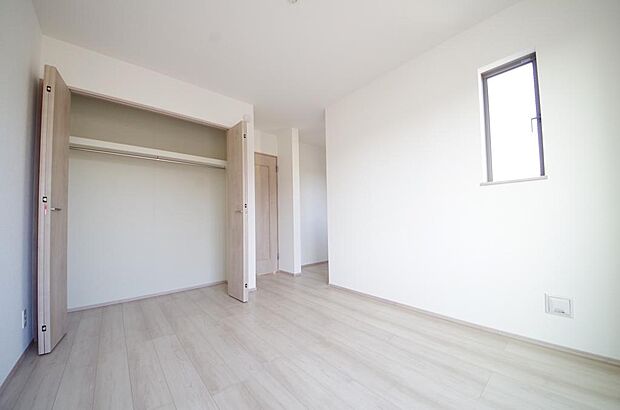 木の質感が優しい床材と豊富な収納が特徴的な、心に温かさを感じる内装です。