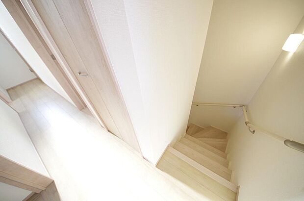 階段には手すりを標準装備することで、お子様やご高齢者の安全性にも配慮しております。