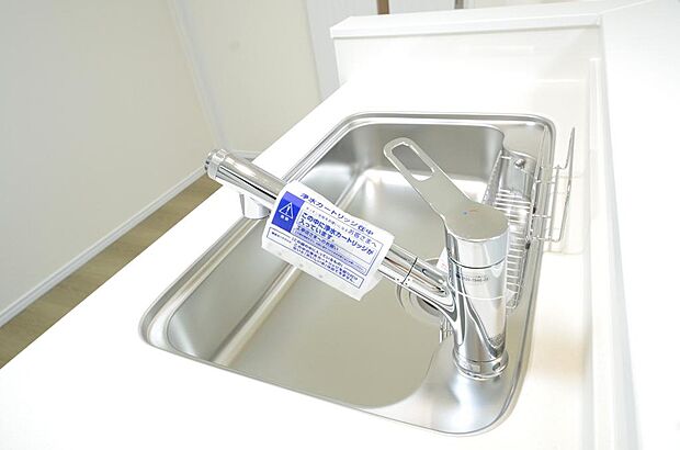 レバー操作一つで水量、温度も調節可能です。また、蛇口には浄水カートリッジも内蔵可能です。