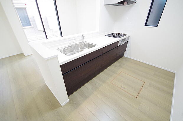 キッチンには耐久性が高く、お手入れも簡単で人工大理石トップを採用して、キッチンを優雅に演出しました。