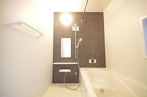 心地よい入浴タイムを追求した大きな浴槽とアクセントパネルで、より高級感が演出されます。