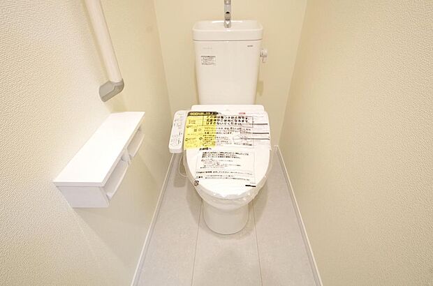 少ない水を有効に使って、汚れも効率よく洗浄します。便器は奥までふちのない掃除がしやすい形状です。