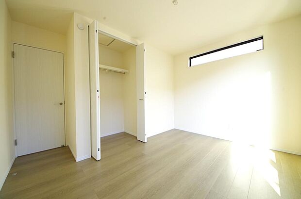 木の質感が優しい床材と豊富な収納が特徴的な、心に温かさを感じる内装です。