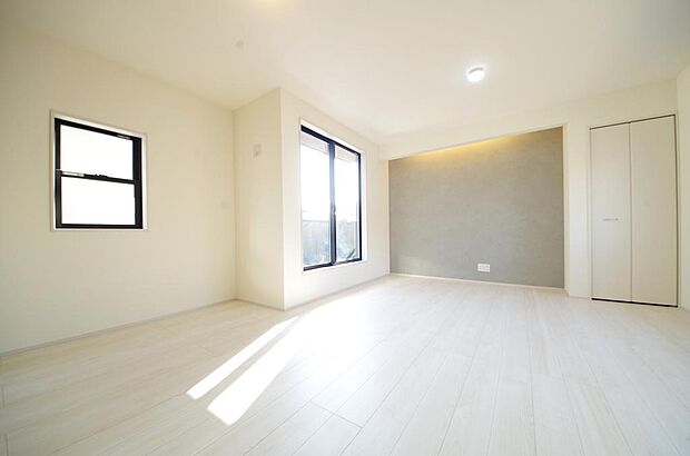 明るい陽光が差し込み開放的なリビング ダイニングを演出し、ゆとりある空間はご満足いただけます。